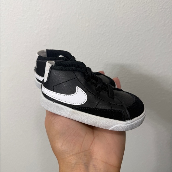 Nike Kids Sneakers in Black and White - Picture 4 of 6